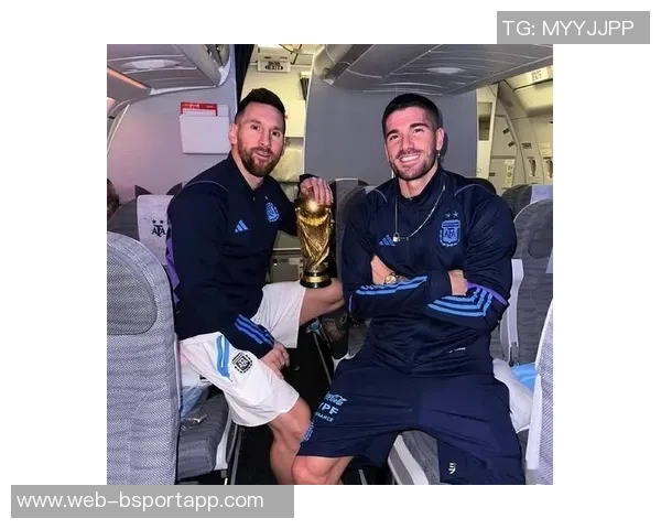 波多黎各歌手洋基老爹亲临阿根廷训练营与梅西等球员亲密合影 波多黎各歌手洋基老爹亲临阿根廷训练营与梅西等球员亲密合影