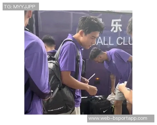 李明家族颜值爆表李嗣镕首秀进球姐姐赛后温馨祝贺