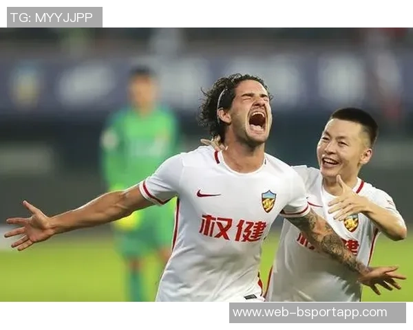 媒体人解读杨立瑜竖大拇指事件背后的真实情感与球迷互动的误解