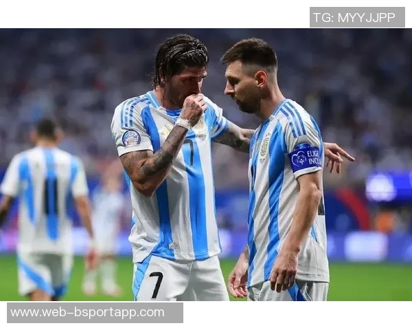 梅西合影时小球员被挤开德保罗出手推开不满插队者