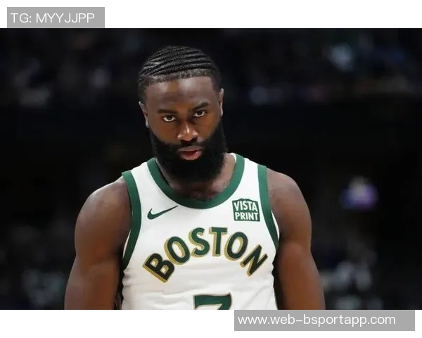 杰伦布朗上半场状态回暖8投4中贡献13分4篮板4助攻表现全面