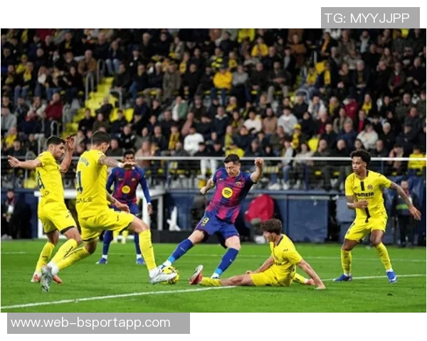 莱万连续两场西甲替补赛后不满率先离开诺坎普引发关注 莱万连续两场西甲替补赛后不满率先离开诺坎普引发关注