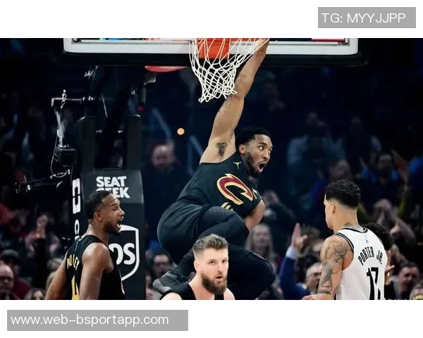 米切尔半场表现平平仅得13分3助攻失误和犯规影响发挥 米切尔半场表现平平仅得13分3助攻失误和犯规影响发挥