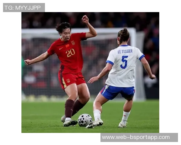 中国国家女子足球队抵达伦敦全力备战与英格兰女足的国际友谊赛 中国国家女子足球队抵达伦敦全力备战与英格兰女足的国际友谊赛